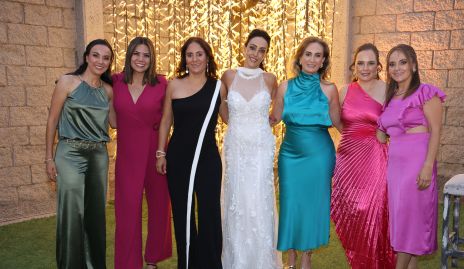  Ruth Morales con sus amigas.