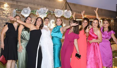  Ruth Morales con sus amigas.