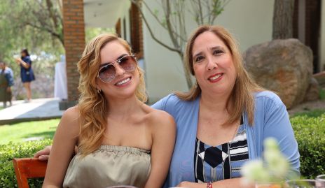  Sandra y Dina González.