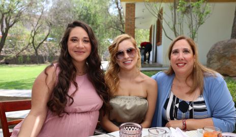  Lorena Cantú, Sandra y Dina González.
