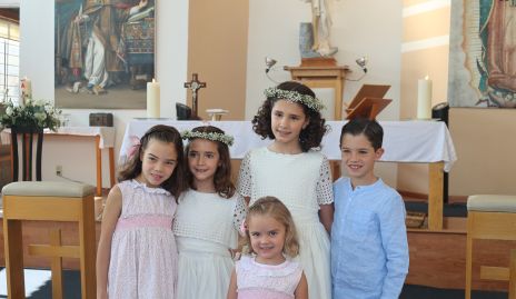  Carola y Josefa con sus primos.