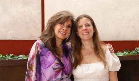  Elia de Padilla y Micole Echegaray.