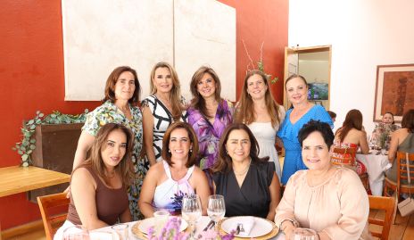  Tere Raymond, Bertha Barragán, Elia de Padilla, Micole Echegaray, Isabel Camargo, Lorena Herrera, Ale Ávila, Laura Acosta y Tita García.