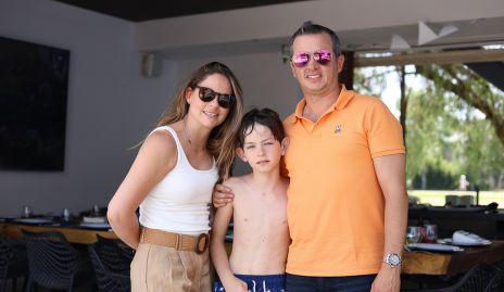  Marianne Velasco y Eduardo Zermeño con su hijo Jerónimo.