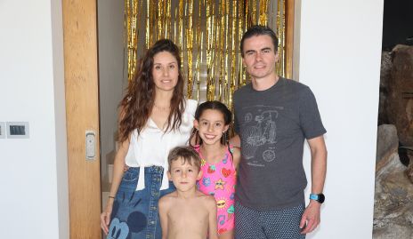 Ale Díaz Infante y Juan Carlos Flores con sus hijos Juan Carlos y Julia.