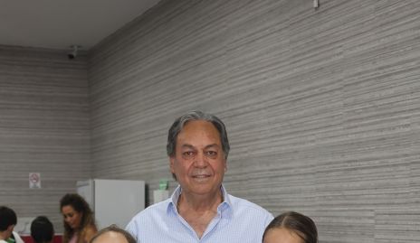  Tatina y Carlos Torres con sus nietas.