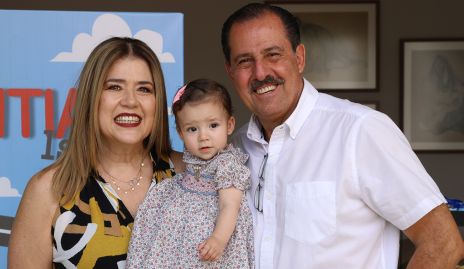  Cristina Galán y Alberto Kasis con su nieta Bárbara.