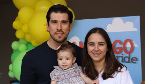  Alberto Kasis y Bárbara Mejía con su hija Bárbara.