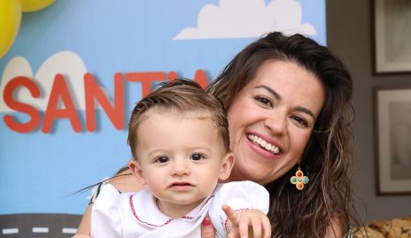  Olivia Mora con su sobrino Santiago Mora.