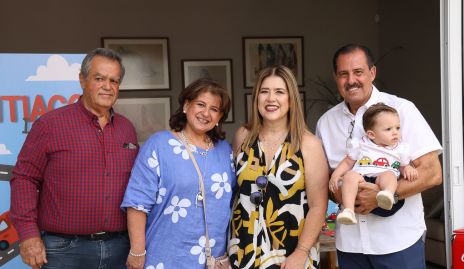  Manuel Mora, Nora Martínez de Mora, Cristina Galán y Alberto Kasis con su nieto Santiago.