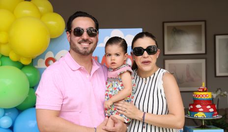  Gerardo Chevaile y María José Hernández con su hija Alenca.