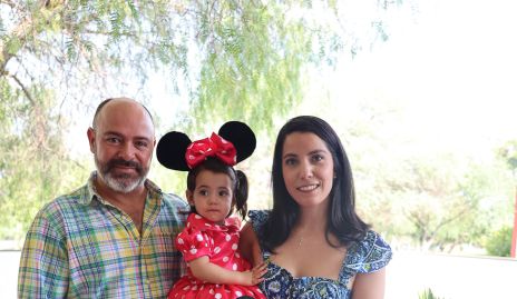  Jorge Puga y Gaby Carrillo con sus hijas Ana Fer y Valeria.