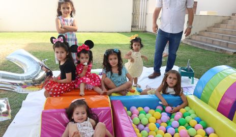  Ana Fer con sus primos y amiguitos .