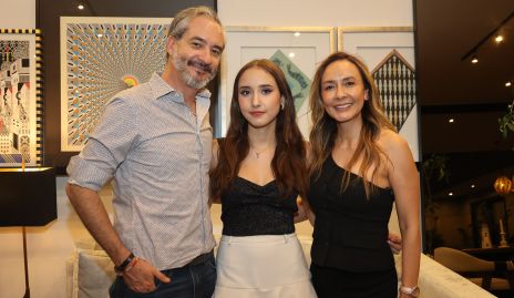 Paulina Reynoso con sus papás.