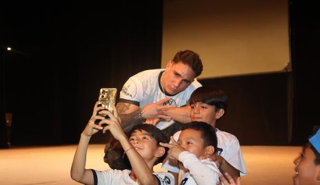  Yetus Prime, tomándose foto con los jugadores.
