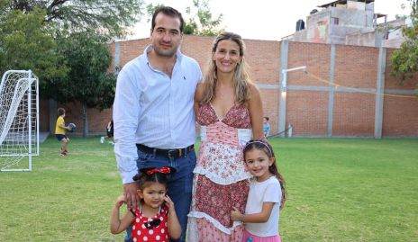   Luis José Guerra y Georgina Ramos con Luisa e Inés.