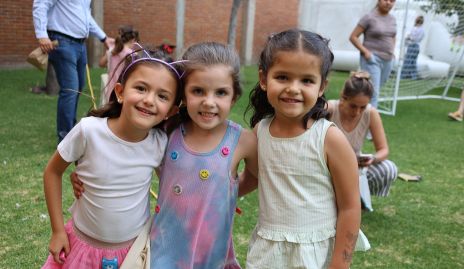  Inés con sus amiguitas.