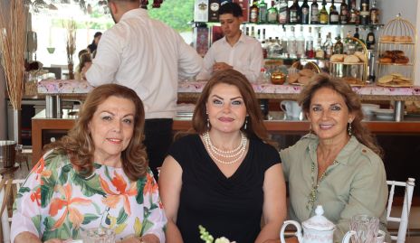  Margarita González, Claudia Márquez y Coco de Rangel.