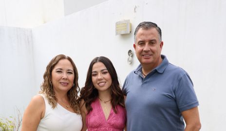  Alejandra Gordoa y Roberto Michel con su hija Alejandra.