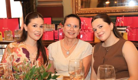  Daniela Ochoa, Alma Guerrero y Jimena Ochoa.