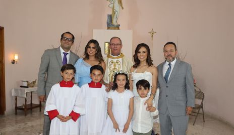  Ale Conde Díaz de León con sus papás, padrinos, hermanos y el Padre Gabriel Del Valle.