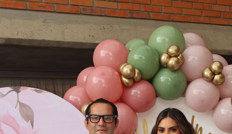 Fernando Rojo y Bárbara Berrones con su ahijada Ale Conde.