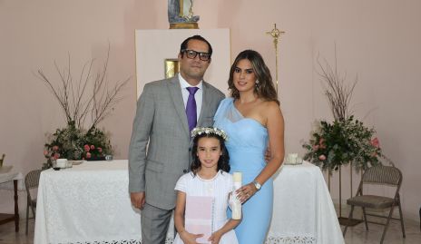  Bárbara Berrones y Fernando Rojo con su ahijada Ale Conde.