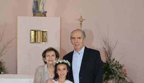   Cube Solís y Jesús Conde con su nieta Ale.