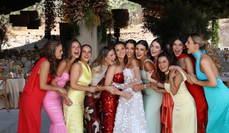  Ana Paula de los Santos con sus amigas de toda la vida.