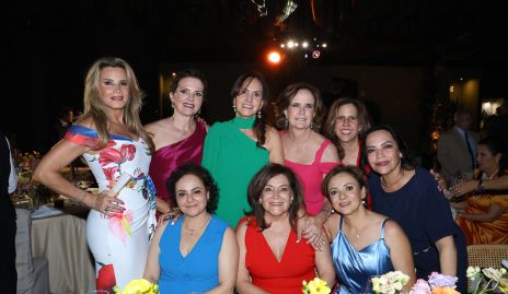  Gaby Gómez con sus amigas de toda la vida.