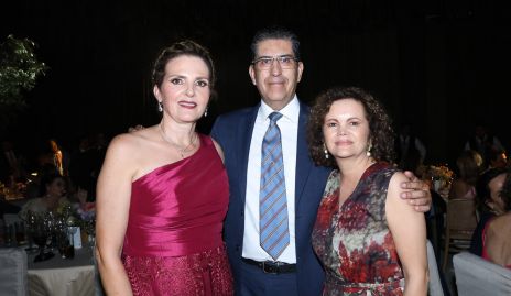  Gabriela Gómez, Carlos Madrigal y Gaby González.
