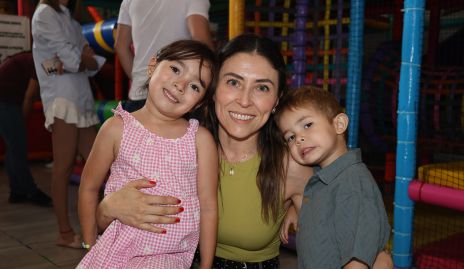  María José Treviño con María Emilia y Diego Castillo.