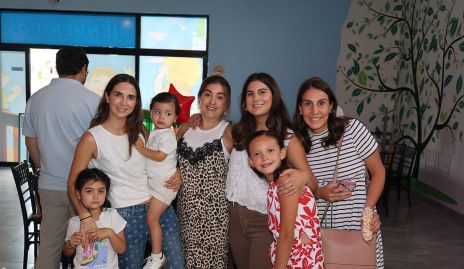  Marina Jourdain, Silvana Zendejas, Lu Castelo y Ceci Castelo con sus hijos.