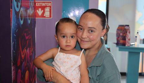  Daniela Martínez con su hija.