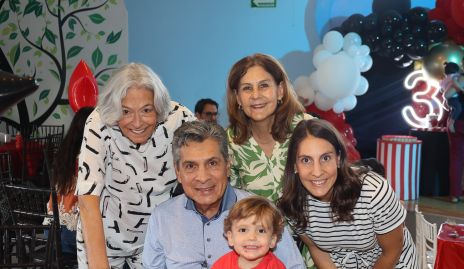  Victoria Labastida, Luchi de Castelo, Julio Castelo y Ceci Castelo con Diego.