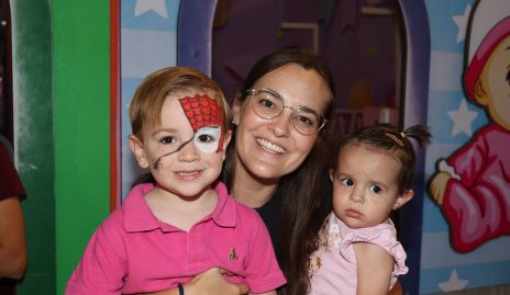  Laura Matienzo con sus hijos Roberta y Diego.