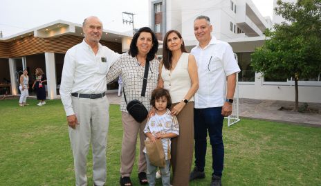  José Barragán, Cristina Suárez, María González y Valentín Flores con su nieto Mariano Barragán.