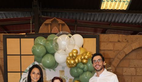  Isa con sus padrinos.