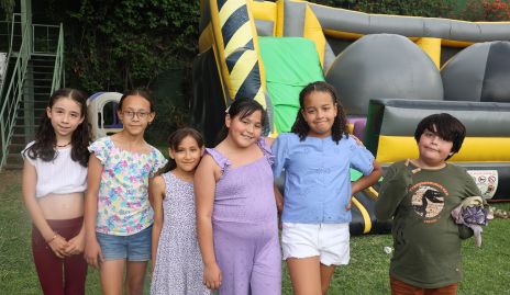  Isa con sus amigos.