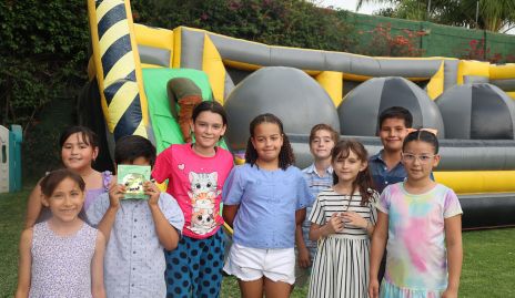  Isa con sus amigos.
