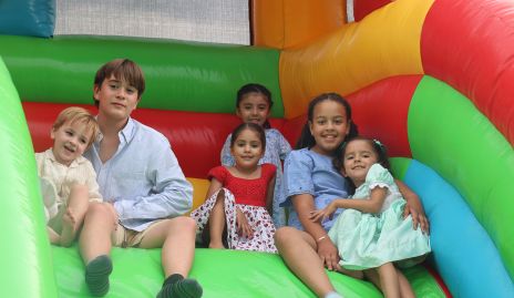  Isa con sus amigos.