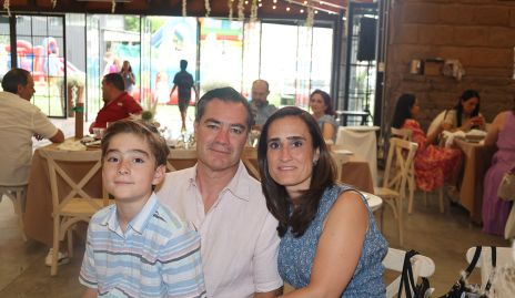  Pablo y Fernando Azcona con Luza González.