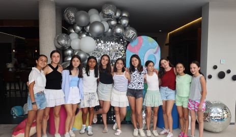  Pau Díaz de León con sus amigas.