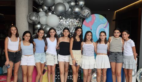  Pau Díaz de León con sus amigas.