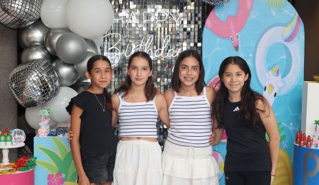  Pau Díaz de León con sus amigas.