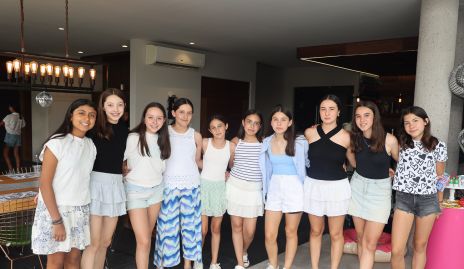  Pau Díaz de León con sus amigas.