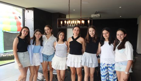  Pau Díaz de León con sus amigas.