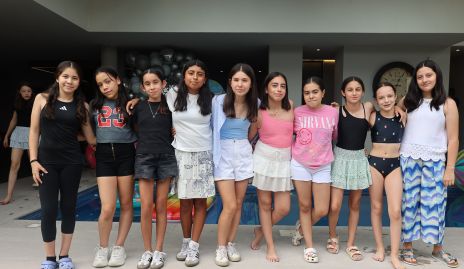  Pau Díaz de León con sus amigas.