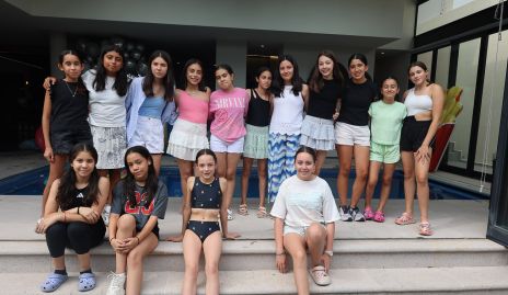  Pau Díaz de León con sus amigas.