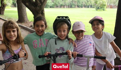  Pía Gómez, Paty, Isabella, María Julia y Pía.